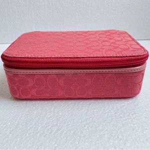 Coach SignatureTravel Jewelry
Box w/zip closure. Lid w/bow and compartments.Pink